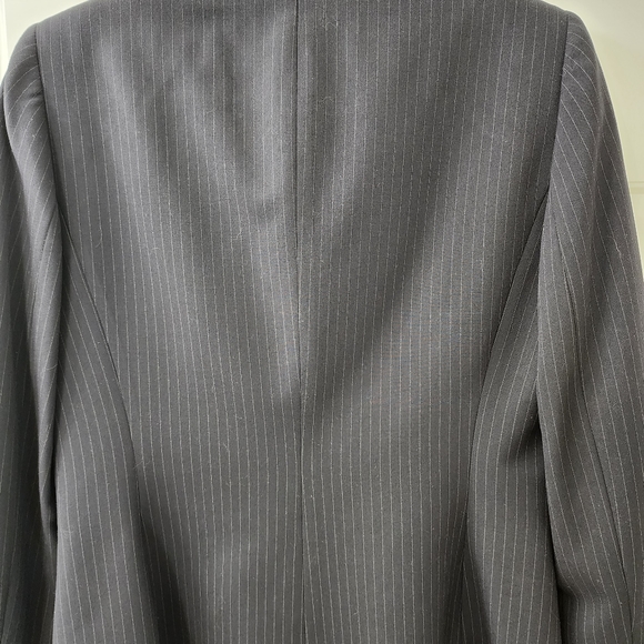 Tahari by Arthur Levine Blue Pinstripe Single Breasted Suit Coat Size 6 - Picture 2 of 2